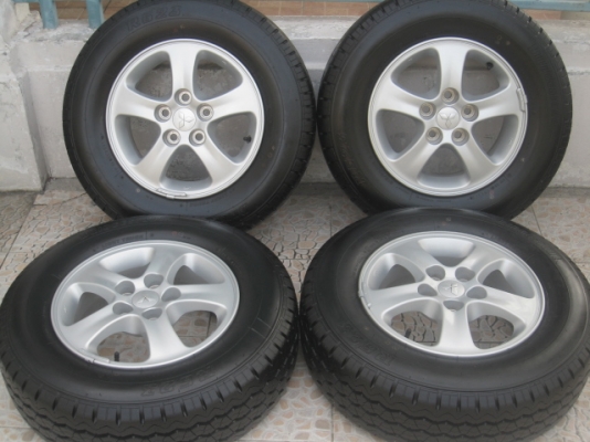 ขายล้อแม็กป้ายแดง mitsu triton 15"x6" et46 5 รู 114.3 + ยาง bridgestone r623 215/70r15 ยางผลิตสัปดาห์ที่ 22 ปี 13 ตุ่มที่หน้ายางมีทุกเส้น toyota hiace, tiger , mighty-x, vigo ใส่ได้ครับ  สนใจติดต่อเล็กคลองสามครับ (081-3747940)