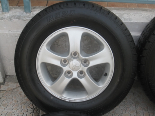 ขายล้อแม็กป้ายแดง mitsu triton 15"x6" et46 5 รู 114.3 + ยาง bridgestone r623 215/70r15 ยางผลิตสัปดาห์ที่ 22 ปี 13 ตุ่มที่หน้ายางมีทุกเส้น toyota hiace, tiger , mighty-x, vigo ใส่ได้ครับ  สนใจติดต่อเล็กคลองสามครับ (081-3747940)