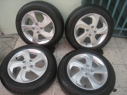 ขายล้อแม็กป้ายแดง Honda city 15"x5.5" et45 4รู100 พร้อมยาง Michelin energy xm1 175/65r15 ยางผลิตสัปดาห์ที่ 09 ปี14 ริ้วและสีที่หน้ายางมีทุกเส้นครับ สนใจติดต่อเล็กคลองสามครับ 081-3747940