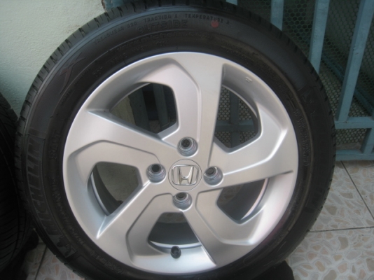 ขายล้อแม็กป้ายแดง Honda city 15"x5.5" et45 4รู100 พร้อมยาง Michelin energy xm1 175/65r15 ยางผลิตสัปดาห์ที่ 09 ปี14 ริ้วและสีที่หน้ายางมีทุกเส้นครับ สนใจติดต่อเล็กคลองสามครับ 081-3747940