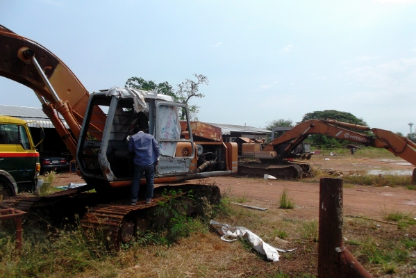 ขายด่วนรถแบคโฮHITACHIEX200-1ขาย2คันราคา985000บาท