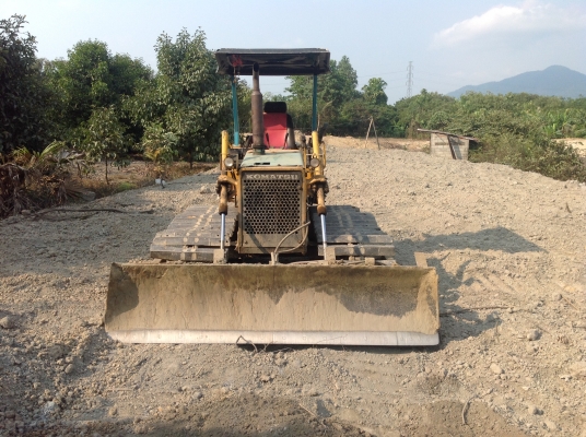 ขายรถแทรคเตอร์ KOMATSU รุ่น D20PL-6 เครื่องฟิตใหม่ ขาย 220000 เท่านั้น 0904599321 ช้าง