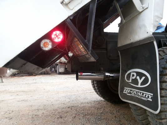 mitsubishi fuso 527กระบะดั้ม   2 เพลา  เปลี่ยนยางใหม่ 10 เส้น พร้อมใช้สุด ๆ รถสวยมาก ๆๆๆ