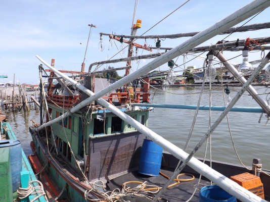 ขายเรือประมงขนาด 6 วา 2 ศอก เครื่องยนต์ HINO EH700 168 แรงม้า พร้อมอุปกรณ์ไดร์หมึก พร้อมออกได้เลย