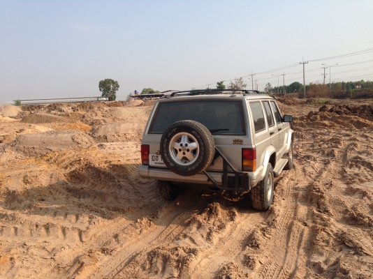 JEEP cherokee Limited    ปี 96   มีภาพวีดีโอ ใครหารุ่นนี้อยู่รับรองว่าคุ้มมาก พร้อมลุย  เกียร์อัตโนมัติ แอร์ ล้อแมกซ์ CD USB  ABS AIRBAG  พ.พาวเวอร์ ก.ไฟฟ้าซ. ล็อก กระจกมองข้างปรับไฟฟ้า  ภายในตกแต่งลายไม้  เบาะหนังปรับไฟฟ้า ติดแก๊ส LPG ใช้ได้ 2 ระบบ นิ่งท