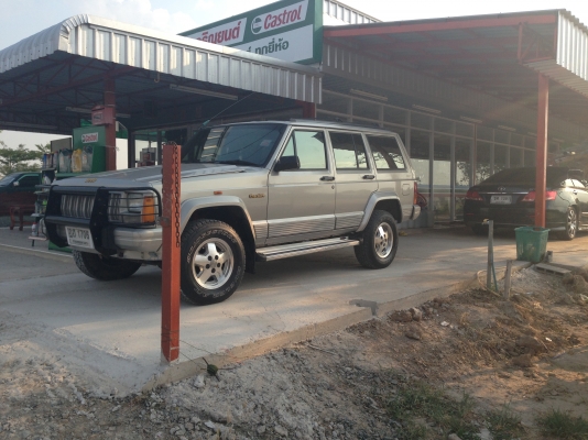 JEEP cherokee Limited    ปี 96   มีภาพวีดีโอ ใครหารุ่นนี้อยู่รับรองว่าคุ้มมาก พร้อมลุย  เกียร์อัตโนมัติ แอร์ ล้อแมกซ์ CD USB  ABS AIRBAG  พ.พาวเวอร์ ก.ไฟฟ้าซ. ล็อก กระจกมองข้างปรับไฟฟ้า  ภายในตกแต่งลายไม้  เบาะหนังปรับไฟฟ้า ติดแก๊ส LPG ใช้ได้ 2 ระบบ นิ่งท