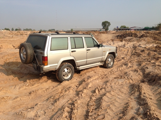 JEEP cherokee Limited    ปี 96   มีภาพวีดีโอ ใครหารุ่นนี้อยู่รับรองว่าคุ้มมาก พร้อมลุย  เกียร์อัตโนมัติ แอร์ ล้อแมกซ์ CD USB  ABS AIRBAG  พ.พาวเวอร์ ก.ไฟฟ้าซ. ล็อก กระจกมองข้างปรับไฟฟ้า  ภายในตกแต่งลายไม้  เบาะหนังปรับไฟฟ้า ติดแก๊ส LPG ใช้ได้ 2 ระบบ นิ่งท