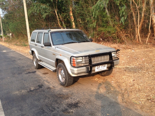 JEEP cherokee Limited    ปี 96   มีภาพวีดีโอ ใครหารุ่นนี้อยู่รับรองว่าคุ้มมาก พร้อมลุย  เกียร์อัตโนมัติ แอร์ ล้อแมกซ์ CD USB  ABS AIRBAG  พ.พาวเวอร์ ก.ไฟฟ้าซ. ล็อก กระจกมองข้างปรับไฟฟ้า  ภายในตกแต่งลายไม้  เบาะหนังปรับไฟฟ้า ติดแก๊ส LPG ใช้ได้ 2 ระบบ นิ่งท