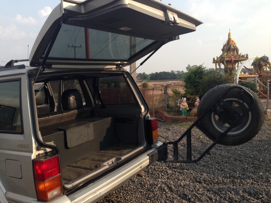 JEEP cherokee Limited    ปี 96   มีภาพวีดีโอ ใครหารุ่นนี้อยู่รับรองว่าคุ้มมาก พร้อมลุย  เกียร์อัตโนมัติ แอร์ ล้อแมกซ์ CD USB  ABS AIRBAG  พ.พาวเวอร์ ก.ไฟฟ้าซ. ล็อก กระจกมองข้างปรับไฟฟ้า  ภายในตกแต่งลายไม้  เบาะหนังปรับไฟฟ้า ติดแก๊ส LPG ใช้ได้ 2 ระบบ นิ่งท