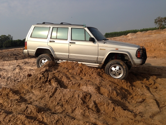 JEEP cherokee Limited    ปี 96   มีภาพวีดีโอ ใครหารุ่นนี้อยู่รับรองว่าคุ้มมาก พร้อมลุย  เกียร์อัตโนมัติ แอร์ ล้อแมกซ์ CD USB  ABS AIRBAG  พ.พาวเวอร์ ก.ไฟฟ้าซ. ล็อก กระจกมองข้างปรับไฟฟ้า  ภายในตกแต่งลายไม้  เบาะหนังปรับไฟฟ้า ติดแก๊ส LPG ใช้ได้ 2 ระบบ นิ่งท