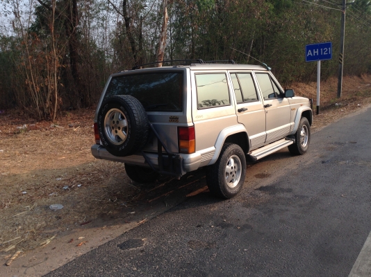 JEEP cherokee Limited    ปี 96   มีภาพวีดีโอ ใครหารุ่นนี้อยู่รับรองว่าคุ้มมาก พร้อมลุย  เกียร์อัตโนมัติ แอร์ ล้อแมกซ์ CD USB  ABS AIRBAG  พ.พาวเวอร์ ก.ไฟฟ้าซ. ล็อก กระจกมองข้างปรับไฟฟ้า  ภายในตกแต่งลายไม้  เบาะหนังปรับไฟฟ้า ติดแก๊ส LPG ใช้ได้ 2 ระบบ นิ่งท