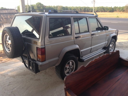 JEEP cherokee Limited    ปี 96   มีภาพวีดีโอ ใครหารุ่นนี้อยู่รับรองว่าคุ้มมาก พร้อมลุย  เกียร์อัตโนมัติ แอร์ ล้อแมกซ์ CD USB  ABS AIRBAG  พ.พาวเวอร์ ก.ไฟฟ้าซ. ล็อก กระจกมองข้างปรับไฟฟ้า  ภายในตกแต่งลายไม้  เบาะหนังปรับไฟฟ้า ติดแก๊ส LPG ใช้ได้ 2 ระบบ นิ่งท