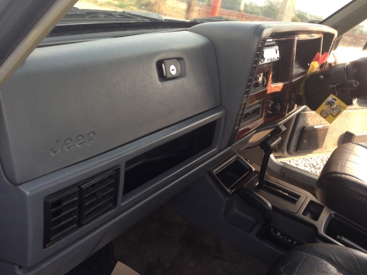 JEEP cherokee Limited    ปี 96   มีภาพวีดีโอ ใครหารุ่นนี้อยู่รับรองว่าคุ้มมาก พร้อมลุย  เกียร์อัตโนมัติ แอร์ ล้อแมกซ์ CD USB  ABS AIRBAG  พ.พาวเวอร์ ก.ไฟฟ้าซ. ล็อก กระจกมองข้างปรับไฟฟ้า  ภายในตกแต่งลายไม้  เบาะหนังปรับไฟฟ้า ติดแก๊ส LPG ใช้ได้ 2 ระบบ นิ่งท