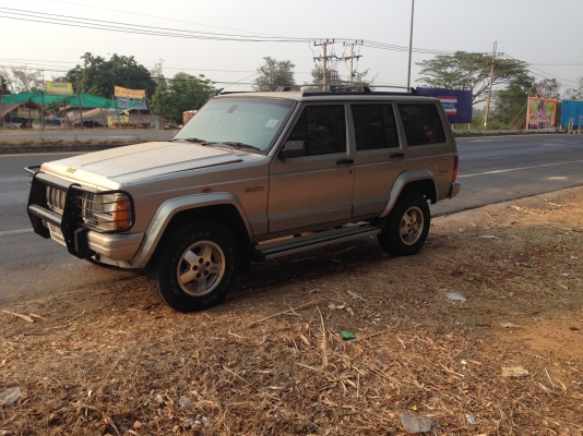 JEEP cherokee Limited    ปี 96   มีภาพวีดีโอ ใครหารุ่นนี้อยู่รับรองว่าคุ้มมาก พร้อมลุย  เกียร์อัตโนมัติ แอร์ ล้อแมกซ์ CD USB  ABS AIRBAG  พ.พาวเวอร์ ก.ไฟฟ้าซ. ล็อก กระจกมองข้างปรับไฟฟ้า  ภายในตกแต่งลายไม้  เบาะหนังปรับไฟฟ้า ติดแก๊ส LPG ใช้ได้ 2 ระบบ นิ่งท