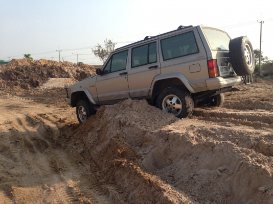 JEEP cherokee Limited    ปี 96   มีภาพวีดีโอ ใครหารุ่นนี้อยู่รับรองว่าคุ้มมาก พร้อมลุย  เกียร์อัตโนมัติ แอร์ ล้อแมกซ์ CD USB  ABS AIRBAG  พ.พาวเวอร์ ก.ไฟฟ้าซ. ล็อก กระจกมองข้างปรับไฟฟ้า  ภายในตกแต่งลายไม้  เบาะหนังปรับไฟฟ้า ติดแก๊ส LPG ใช้ได้ 2 ระบบ นิ่งท