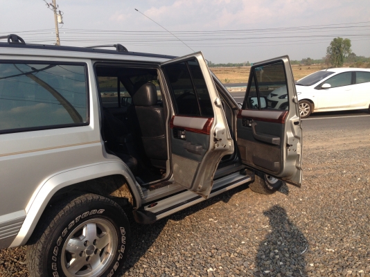 JEEP cherokee Limited    ปี 96   มีภาพวีดีโอ ใครหารุ่นนี้อยู่รับรองว่าคุ้มมาก พร้อมลุย  เกียร์อัตโนมัติ แอร์ ล้อแมกซ์ CD USB  ABS AIRBAG  พ.พาวเวอร์ ก.ไฟฟ้าซ. ล็อก กระจกมองข้างปรับไฟฟ้า  ภายในตกแต่งลายไม้  เบาะหนังปรับไฟฟ้า ติดแก๊ส LPG ใช้ได้ 2 ระบบ นิ่งท