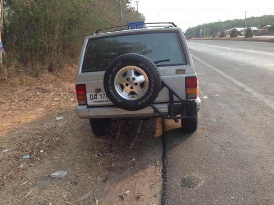 JEEP cherokee Limited    ปี 96   มีภาพวีดีโอ ใครหารุ่นนี้อยู่รับรองว่าคุ้มมาก พร้อมลุย  เกียร์อัตโนมัติ แอร์ ล้อแมกซ์ CD USB  ABS AIRBAG  พ.พาวเวอร์ ก.ไฟฟ้าซ. ล็อก กระจกมองข้างปรับไฟฟ้า  ภายในตกแต่งลายไม้  เบาะหนังปรับไฟฟ้า ติดแก๊ส LPG ใช้ได้ 2 ระบบ นิ่งท