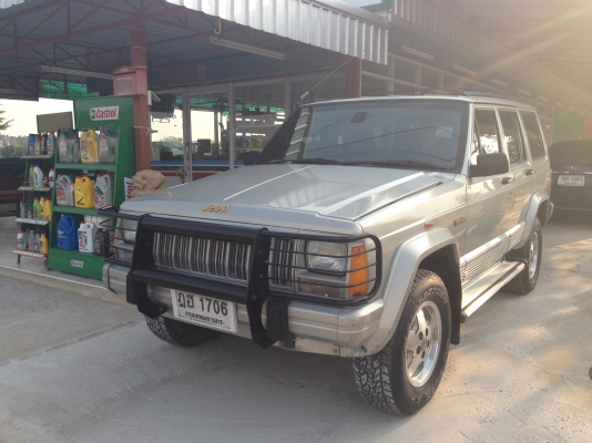 JEEP cherokee Limited    ปี 96   มีภาพวีดีโอ ใครหารุ่นนี้อยู่รับรองว่าคุ้มมาก พร้อมลุย  เกียร์อัตโนมัติ แอร์ ล้อแมกซ์ CD USB  ABS AIRBAG  พ.พาวเวอร์ ก.ไฟฟ้าซ. ล็อก กระจกมองข้างปรับไฟฟ้า  ภายในตกแต่งลายไม้  เบาะหนังปรับไฟฟ้า ติดแก๊ส LPG ใช้ได้ 2 ระบบ นิ่งท