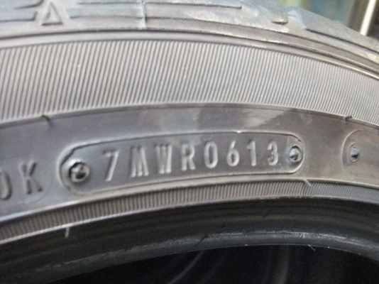 ยาง Dunlop 215/45/17 ปี13 สภาพสวยๆ ดอกหนาๆ