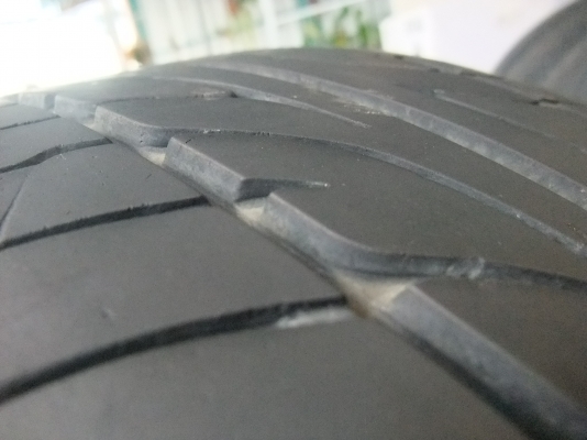 ยาง Dunlop 215/45/17 ปี13 สภาพสวยๆ ดอกหนาๆ