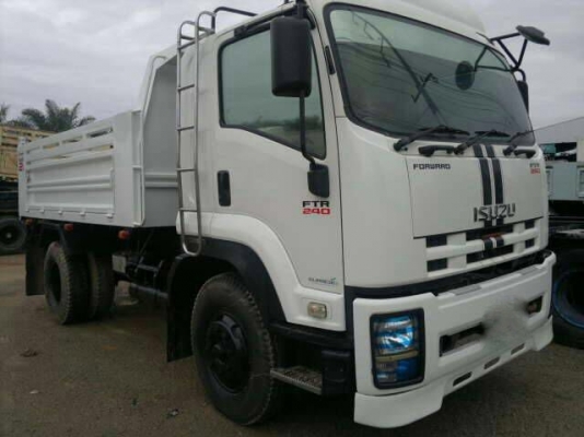 รถอีซูซุ 6 ล้อดั้ม  240 แรงม้า. ปี 52  ( รถวิ่ง 2xx,xxx กม. )  สนใจติดต่อ 081 - 6079515