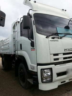 รถอีซูซุ 6 ล้อดั้ม  240 แรงม้า. ปี 52  ( รถวิ่ง 2x,xxx กม. )  สนใจติดต่อ 081 - 6079515