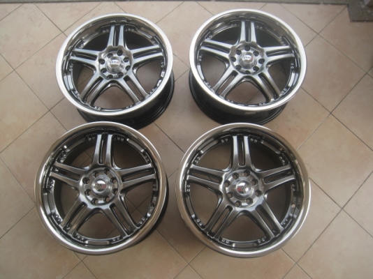ขายล้อแม็กใหม่ เคยเป็นล้อโชว์ 1 วง ลาย 5 ก้านคู่ 17"x7" et40 4h100/114.3 สีแบล็คโครม ขอบครอบสแตนเลส  สนใจติดต่อเล็กคลองสามครับ (081-3747940)