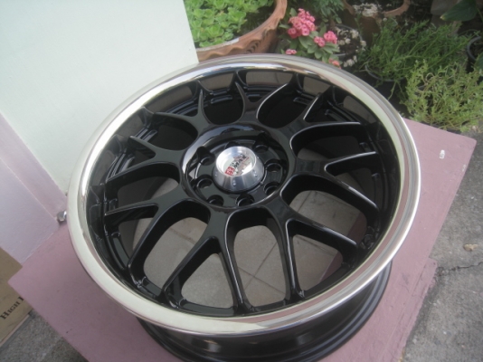 ขายล้อแม็กใหม่ เคยเป็นล้อโชว์ 1 วง ลาย bbs lm 17"x7" et40 4h100/114.3 สีดำ ขอบครอบสแตนเลส  สนใจติดต่อเล็กคลองสามครับ (081-3747940)