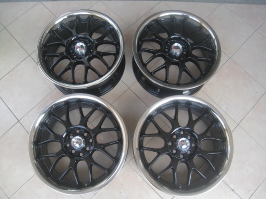 ขายล้อแม็กใหม่ เคยเป็นล้อโชว์ 1 วง ลาย bbs lm 17"x7" et40 4h100/114.3 สีดำ ขอบครอบสแตนเลส  สนใจติดต่อเล็กคลองสามครับ (081-3747940)