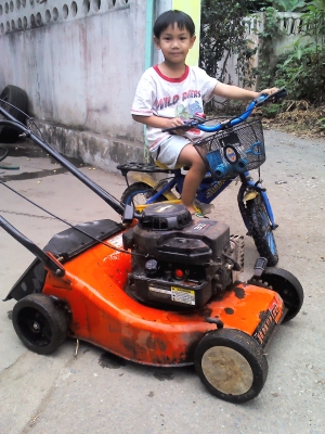 ขายเครื่องตัดหญ้าแบบล้อเข็นเดินตาม