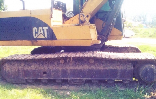 ***ขายแล้วครับขอบคุณ Truck2hand ขายแบคโฮ CAT E200B เครื่อง ISUZU 6BG1 175 แน่นๆแรงๆ ไม่มีเยิ้ม ปั้มเดิม แน่นดีแรงดี คอนโทรลสั้น ช่วงล่างดี เอวดี ไม่แตก ใบแทรก โรลเลร์ โซ่ 70\% ทำงานปกติ ไม่โหลด บอดี้สวยสีสันดี ขายตามสภาพ พร้อมใช้ พร้อมลุยงาน เอกสารเล่มทะเบ