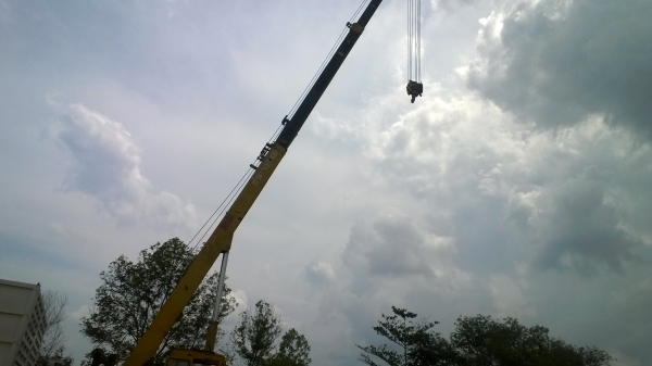 10ล้อNISSAN เครน 20ตันTADANO 4ปลอก3ชักและชิปต่อ  เล่มทะเบียนพร้อม