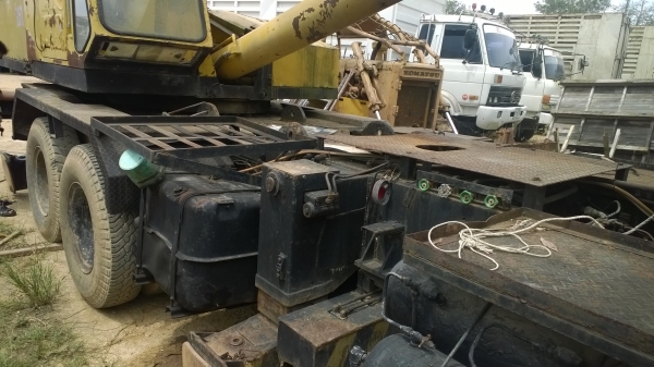 10ล้อNISSAN เครน 20ตันTADANO 4ปลอก3ชักและชิปต่อ  เล่มทะเบียนพร้อม