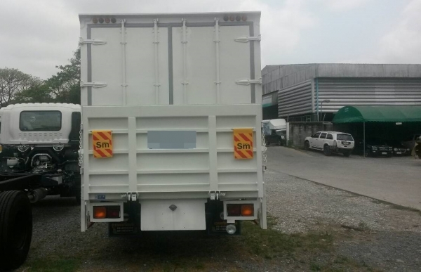 รถบรรทุก FRR 6 ล้อกลาง