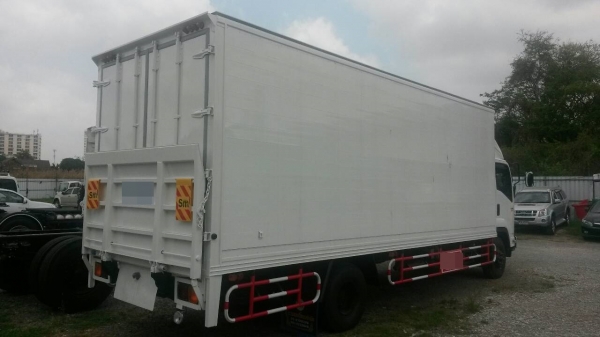 รถบรรทุก FRR 6 ล้อกลาง