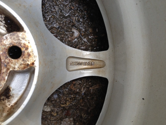 ล้อยุ่นขอบ15กว้าง7นิ้วอ๊อฟ35 4รู100สภาพตามรูปครับ