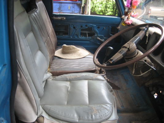 ตู้สีข้าว 6ฟุต  พร้อมรถ นิสัน 100 แรง  ทะเบียนเต็มราคา 13500 บาท