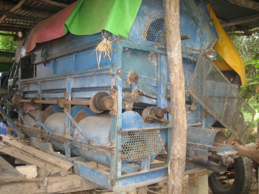 ตู้สีข้าว 6ฟุต  พร้อมรถ นิสัน 100 แรง  ทะเบียนเต็มราคา 13500 บาท