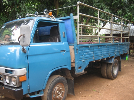 ตู้สีข้าว 6ฟุต  พร้อมรถ นิสัน 100 แรง  ทะเบียนเต็มราคา 13500 บาท