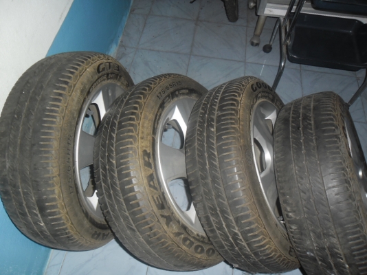 ยางรถยนต์ของแท้ติดรถถอดออกจากฮอนด้าแจ๊ส