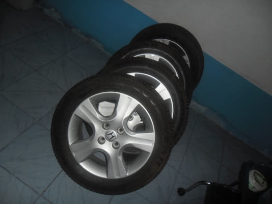 ยางรถยนต์ของแท้ติดรถถอดออกจากฮอนด้าแจ๊ส