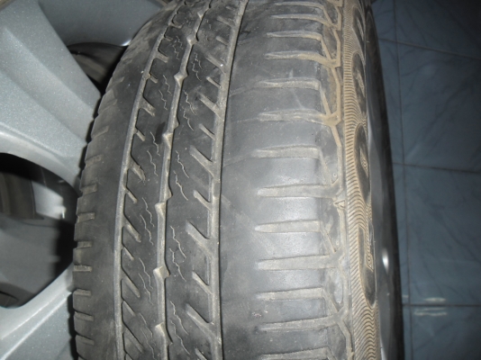 ยางรถยนต์ของแท้ติดรถถอดออกจากฮอนด้าแจ๊ส