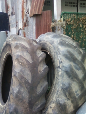 ขายยางรถไถฟอร์ด ขอบ 30-18.4 ราคาคู่ละ 4000 บาท สภาพยางใช้ได้