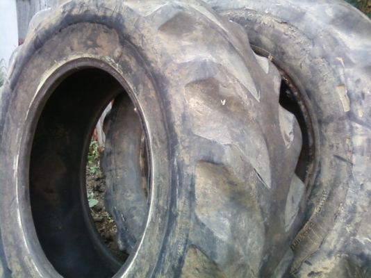 ขายยางรถไถฟอร์ด ขอบ 30-18.4 ราคาคู่ละ 4000 บาท สภาพยางใช้ได้