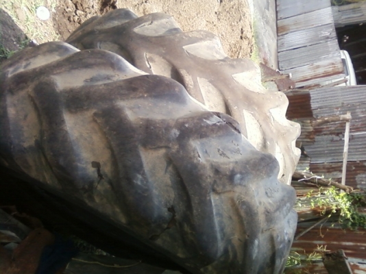 ขายยางรถไถฟอร์ด ขอบ 30-18.4 ราคาคู่ละ 4000 บาท สภาพยางใช้ได้