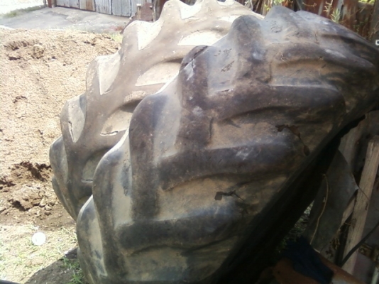 ขายยางรถไถฟอร์ด ขอบ 30-18.4 ราคาคู่ละ 4000 บาท สภาพยางใช้ได้