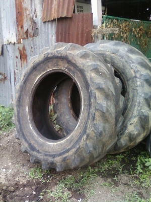 ขายยางรถไถฟอร์ด ขอบ 30-18.4 ราคาคู่ละ 4000 บาท สภาพยางใช้ได้