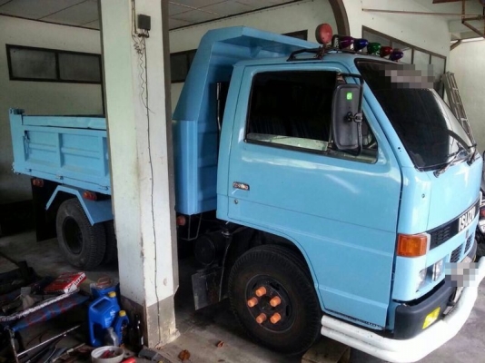 รถอีซูซุ 6 ล้อดั้ม NKR 88 แรงม้า. ปี 36  สนใจติดต่อ 081 - 6079515