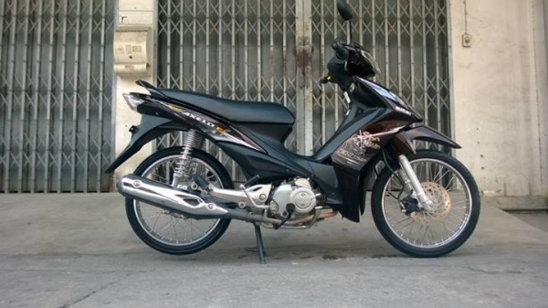 Axelo 2013 สีนํ้าตาลเข้ม วิ่งน้อย 6000 กิโล ขายถูกๆ ต่อรองได้จ้า