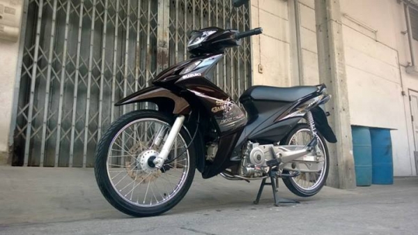 Axelo 2013 สีนํ้าตาลเข้ม วิ่งน้อย 6000 กิโล ขายถูกๆ ต่อรองได้จ้า